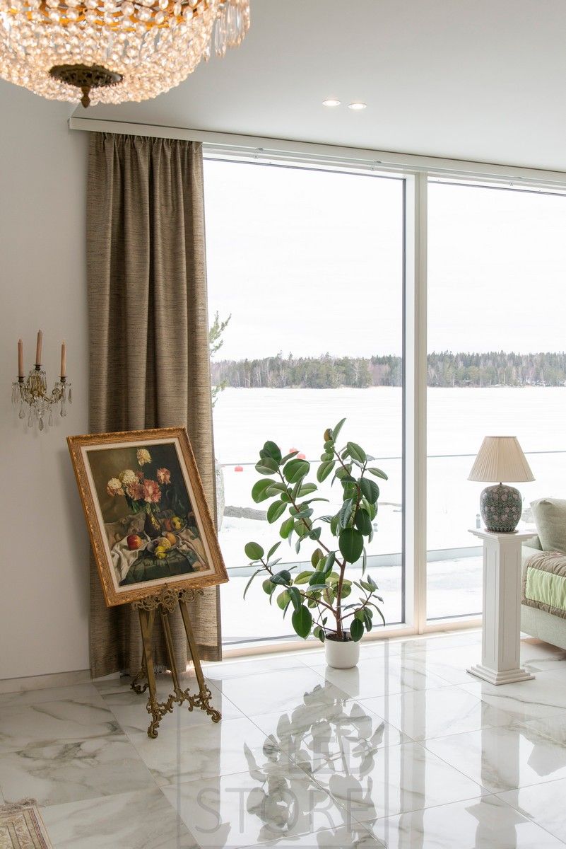 Epäsuoraa valoa olohuoneessa lattiaan upotetussa kapeassa uppoprofiilissa. Ledstore.fi